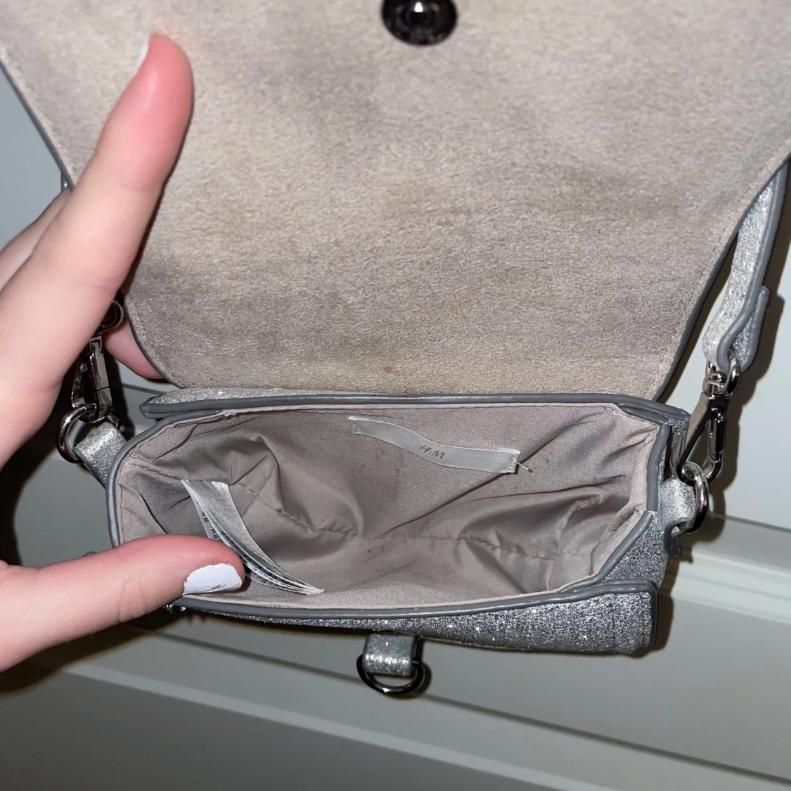 Glittrig silver axelväska - 2