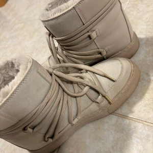 Beige boots med foder - Snygga beige boots med snörning och mjukt foder. Perfekta för kyligare dagar med en stilren design och bekväm passform. Har använt skorna ungefär 5 gånger MAX och säljer pga att jag inte använder de. Storlek 38.