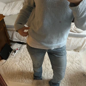 Ljusblå tröja från Vero Moda - Säljer en ljusblå tröja från Vero Moda. Tröjan har en klassisk design med långa ärmar och ribbstickade muddar vid ärmslut och nederkant. Perfekt för en avslappnad stil. 💙