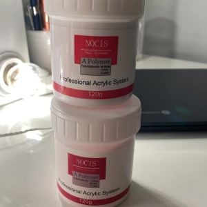Acrylic Powder från NOCIS - Två burkar med akrylpulver från NOCIS Professional Acrylic System. En burk innehåller rosa pulver och den andra vitt. Perfekt för att skapa hållbara och snygga naglar. Varje burk innehåller 120g pulver. Har bara testat båda och då tagit lite produkt som inte ens märks.💗Båda för 60kr