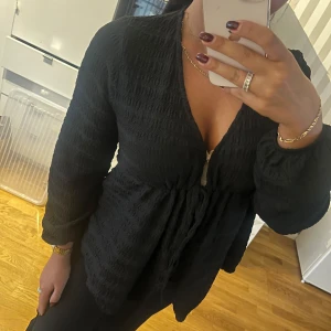 Tröja från Gina - Säljer nu denna fina tröja då den inte använts. Super fin modell som går att ha på flera sätt.  Köptes för 299 och har fortfarande prislappen kvar🩷