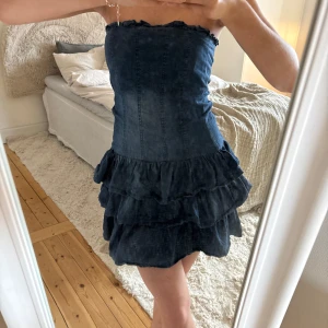 Jeans klänning med volanger - Säljer denna jättefina jeans klänningen i superfint skick! Perfekt inför våren, sommaren, middagar, fester och utekvällar❤️ oklart vad det är för storlek men jag är vanligtvis S så antar att storleken är S😋