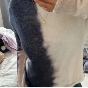  tröja från Weekday - Säljer min stickade tröja från weekday då den inte kommer till användning💕 inga defekter!