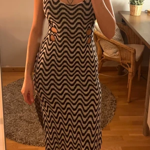 Midiklänning - Figurnära, knitted midiklänning med leg slit och mönster! Sitter som S (jag är 174 cm lång). Klänningen är stretchig, body-con passform. Har använts fåtal gånger, inga märken eller fläckar! Det är bara att skriva om du har några frågor! <3 
