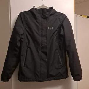 Helly Hansen Jacka - Helly Hansen jacka med löstagbart foder. Kan användas som två separata jackor om man vill.  |  Nypris: 4499 kr  |  Storlek: XS  |  Väl använd