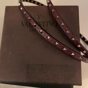 Valentino armband - Sjukt snyggt och unikt valentino armband, jätte fint skick, förutom läderrem på bild 4 (påverkar dock inte funktionen eller är inte heller märkvärdigt vid användning) justerbart. nypris ca 3000. 2 stycken extra taggar medföljer. Allt på bilden medföljer. Köpt på miinto.☺️skriv gärna vid frågor.