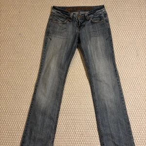 Blå jeans  - Säljer de hår jättemycket vintage ljusblå jeansen. De är lågmidjade och flare. Säljer då de tyvärr var för stora på mig.