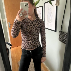 Leopardmönstrad långärmad topp från Gina Tricot - Snygg leopardmönstrad topp från Gina Tricot. Den är i jättebra skick då den är använd ett fåtal gånger!🫶🏻