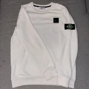 Stone Island tröja - Vit Stone Island sweatshirt i strl S. Passar med allt och en modell som inte många har!                          Är 170 o dene lite stor vid armar o midja så skulle passar folk mer vid 175-180 och uppåt. Använd bara 2 ggr då dene för stor för mig