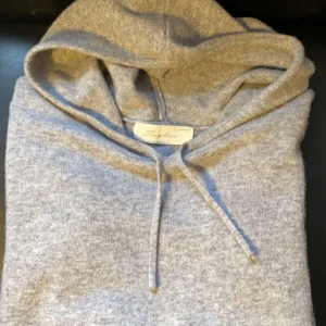 Grå hoodie från Sayless - Snygg Kashmir hoodie från sayless, storlek L men sitter som M. Nästan helt ny knappt använd. Kom privat vid funderingar!😀