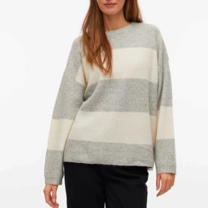 Grå och beige randig stickad tröja - Säljer en mysig stickad tröja i grått och beige💞 Storlek: S 🙌🏼❤️