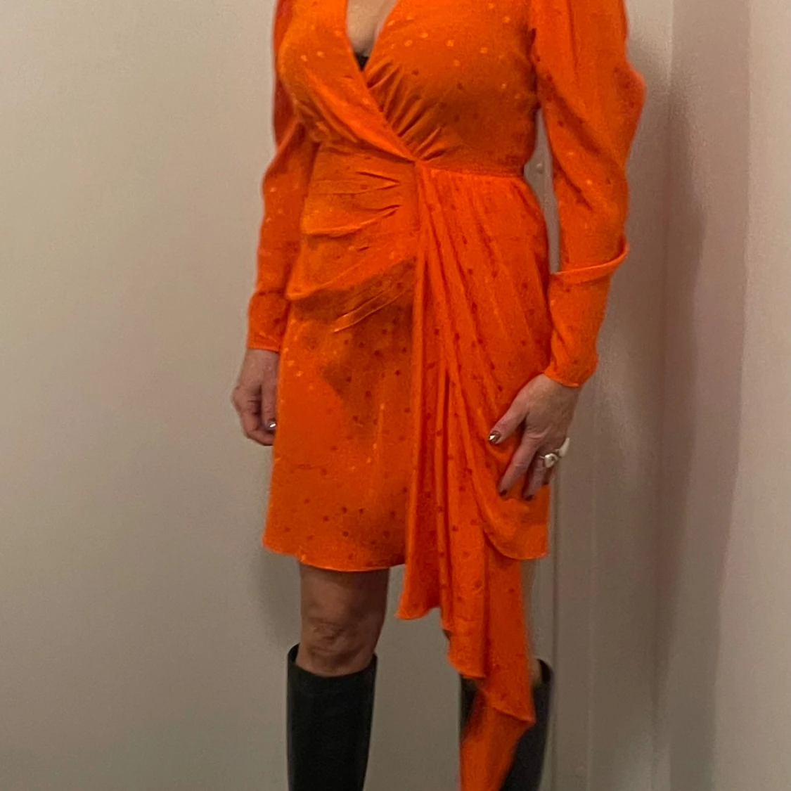 Orangeröd omlottklänning från Essentiel Antwerp.