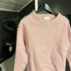 Säljer nu min favorittröja från Samsøe Samsøe, eftersom den blivit för liten. Passar xs/s. Nypris: ca 3000kr. Mitt pris kan diskuteras!