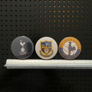 Magnet fridge 3pcs  (59mm) - Tottenham FC - Selling 3 pcs- Tottenham FC magnets. The magnets are round, metal with plastic backside. The magnets have a diameter of about 6 cm. New condition.