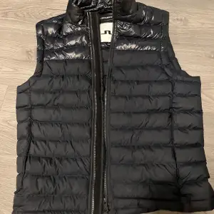Jag har valt att sälja min J.Lindeberg väst då den har blivit för liten. Västen är använd ett fåtal gånger vilket gör att den är i riktigt bra skick. Västen passar till dem som är ungefär 165-175. Priset går att diskutera!😁