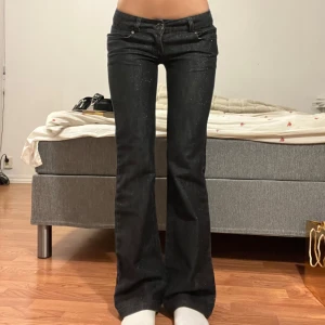 Svarta Glittriga Jeans  - Midjemått: 36cm, innerbenslängd: 81cm 💞