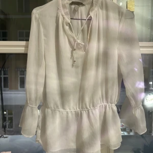 Vit blus  - Säljer denna vita gulliga blus med sömmar i midja och armar🌸