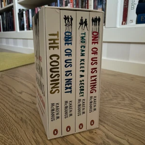 Bokbox av Karen M. McManus - Säljer en bokbox med fyra spännande böcker av Karen M. McManus: 'The Cousins', 'One of Us is Next', 'Two Can Keep a Secret' och 'One of Us is Lying'. Perfekt för dig som älskar mysterier och drama. Böckerna kommer i en snygg box med silhuettmotiv på omslagen. Nyskick, förutom första boken som är smått solblekt. 