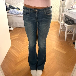 Diesel jeans - Innerbenslängd: 80, andra mått ser ni på bilderna! Kom privat om ni undrar något💗😊 nypris 2000kr