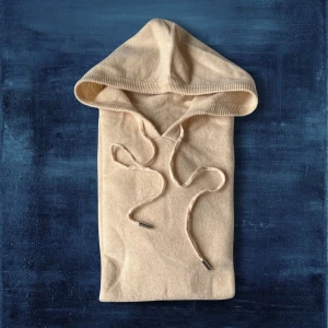 Beige Merinoull Hoodie - Säljer denna sjukt snygga merinoull hoodie, otroligt bra passform och galet snygg på.   Storlek S. Nyskick, aldrig använd. Hör av dig vid minsta fundering👊🏼