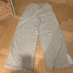 Grå mjukisbyxor från H&M - Säljer ett par bekväma grå mjukisbyxor från H&M. Byxorna har en elastisk midja för extra komfort och en avslappnad passform. Perfekta för en chill dag hemma eller en avslappnad utflykt. 🩶