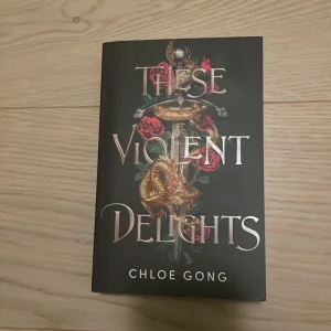 These Violent Delights - Säljer boken 'These Violent Delights' av Chloe Gong. Den är väldigt populär på tiktok och jag förstår verkligen varför. Den är super bra! Köparen får stå för frakten. 