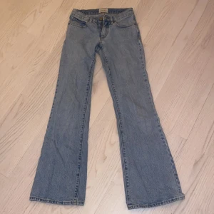 Blåa Abrand, low waist bootcut jeans - Supersnygga Abrand jeans. Älskar verkligen dem, mina favorit jeans. Har tyvärr växt ur dem därför säljs dem. Meddela kring frågor💕