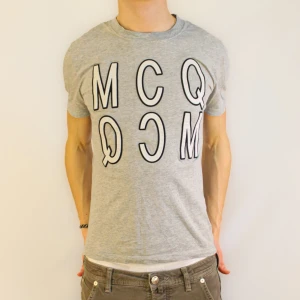 Alexander McQueen T-shirt - Säljer denna gråa t-shirten från Alexander McQueen! För en unik look! Storlek S. Cond 8/10. Modellen på bilden är 177cm och väger 69kg. Hör av er vid frågor! //Grevskapet 