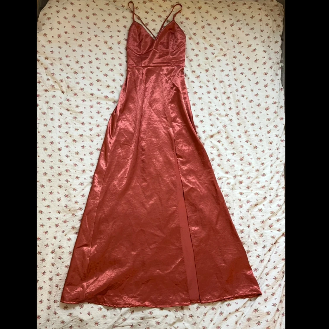 Rosa långklänning med smala axelband - 1