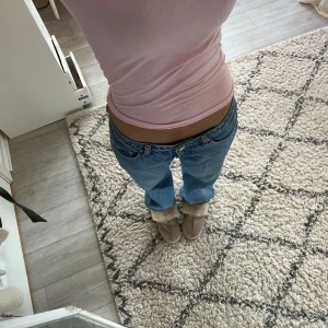 Arrow weekday jeans - Snygga! Lågmidjade weekday jeans i den populära modellen Arrow. Säljer endast då de är för långa på mig. Passar Xs-liten S. Nyskick ( använd ca 2 gånger) köptes för 599kr säljer för 200kr