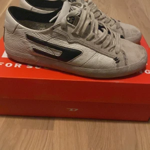 Vita sneakers från Diesel - Säljer mina diesel skor med röd sula 7/10 skick strl40