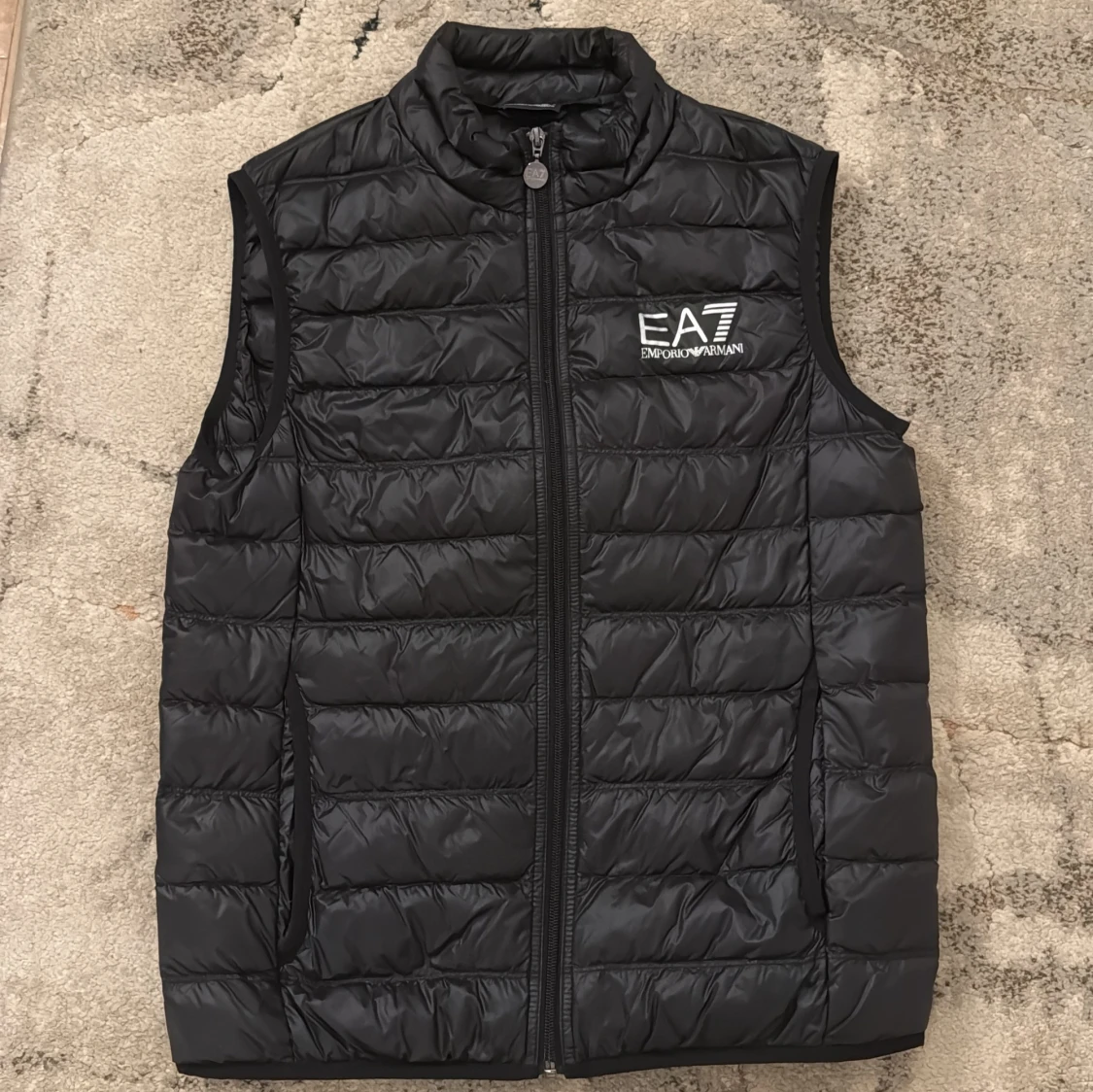 Svart dunväst från Emporio Armani
