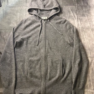 Soft goat kashmir zip hoodie - Mycket fin soft goat zip hoodie i 100% kashmir. Skick mycket bra då den bara är använd en gång, nypris 3000 mitt 1199. Size S fits XS. För liten på mig som är 180 63 kg.