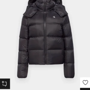 Svart dunjacka från Calvin Klein - Snygg svart dunjacka från Calvin Klein. Storlek M men lite liten i storleken så passar bättre på någon med storlek S! 💓💓