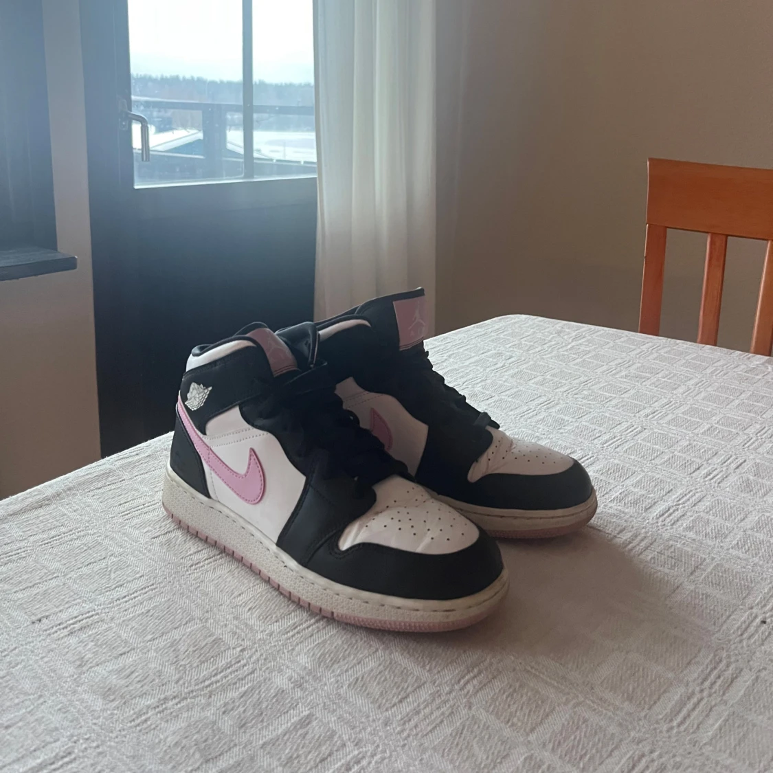 Nike Air Jordans med rosa detaljer - 3