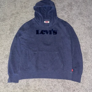 Mörkblå hoodie från Levi's - Säljer en snygg mörkblå hoodie från Levis| Perfekt för en avslappnad stil. Priset är ej hugget i sten så plinga till vid minsta fundering //