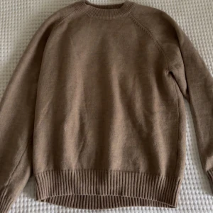 Beige stickad tröja - Jätte mysig stickad tröja som är brun/beige. Har bara använt tröjan en gång. Lappen har åk av men bild på den finns på sista bilden.