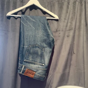 Blå jeans från Ralph Lauren - Snygga blå jeans från Ralph Lauren! Jeansen är i mycket gott skick. Storlek 32 | pris: 599kr | hör av dig för fler frågor! 