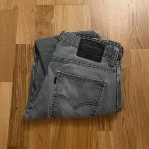 Grå jeans från Levi's 508 - Snygga grå jeans från Levi's med klassisk femficksdesign och en bekväm passform. Perfekta för en stilren look.                                                    Storlek:                                                                               W:30 L:32