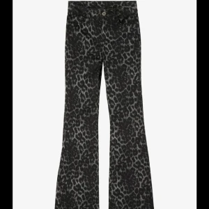 Calzedonia leopard jeans  - Skriv privat för fler bilder, har slitningar längst ner vid hälarna pga dom är lite långa på mig. Skriv privat för prisförslag 💞💞💞
