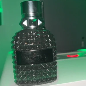 Valentino uomo intense  - Säljer min valentino uomo intense. Flaskan kommer i ett eligant skick, men utan kartongen då jag tyvärr tappat bort den. Det är 15/50 ml kvar. Pris går att diskuteras.