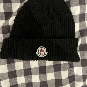Moncler mössa - Fin Moncler mössa! Sparsamt använd, skicka vid minsta fundering🙌