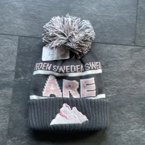 Åre mössa  - Säljer min snygga Åre mössa som är helt ny. Den är köpt i Åre och är en äka Åre mössa. Om ni är intresserade skriv till mig om ni har frågor. ✨