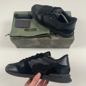 Valentino Rockrunners Skor - Valentino Rockrunner Skor | Detta är marknadens fetaste, populäraste & mest eftertraktade sko nu i vinter & inför våren! | Skick 9/10, OTROLIGT BRA! | Storlek 42, men passar nog även 43 då de är lite större i storleken enligt oss | Inget medföljer | Priset är alltid diskuterbart vid snabb affär! | Nypris 8515kr | Hör mer än gärna av dig vid minsta möjliga fråga eller fundering så svarar vi med glädje! | GardeGrisch - Registrerat företag 😄