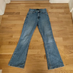 Blå bootcut jeans - Blå bootcut jeans från ASOS. Storlek 26/30.