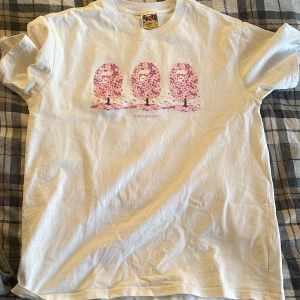 Vit t-shirt med rosa tryck från A Bathing Ape - Säljer en vit t-shirt från A Bathing Ape med ett snyggt rosa tryck. Tröjan är limited edition från Sakura collection. Priset kan diskuteras, det är bara att komma med förslag!