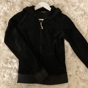 Juicy couture kofta - Köpt på plick ca 1 år sen ! Lånad bild:) inga fläckar men inte nytt skick . Skriv privat för fler bilder! 🫶🏼