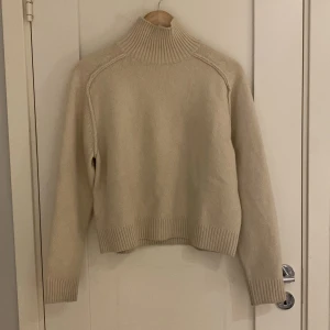Stickad tröja med krage - En jätte fin stickad tröja med krage. Jätte mysig och skön att ha på sig. Den är ljusbeige och helt slutsåld, tar gärna emot pris förslag! (Andvänd gärna köp nu, men kontakta innan) 