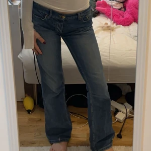 Blå jeans med bootcut - Snygga blå jeans med bootcut-stil och låg midja. Perfekta för en avslappnad look. Klassisk design med fem fickor och knappgylf. Hål i fickorna! Därav priset. Det ska föreställa storlek M, men jag har S/xs och de passar galant. 