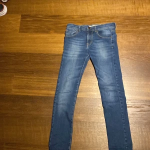 Blå jeans från Levi's - Levis 510 passar om man e runt 158
